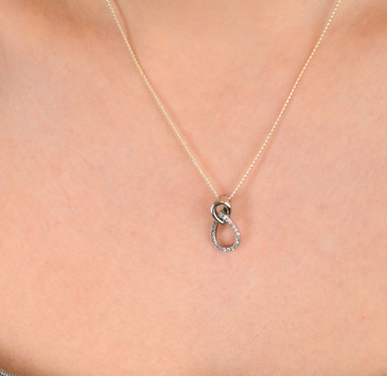 Zawieszka srebrna próba 925, łezka w cyrkonie DIA-ZAW-9402-925Subtelna i elegancka zawieszka wykonana z wysokiej jakości srebra próby 925, ozdobiona piękną cyrkonią w kształcie łezki..jpg