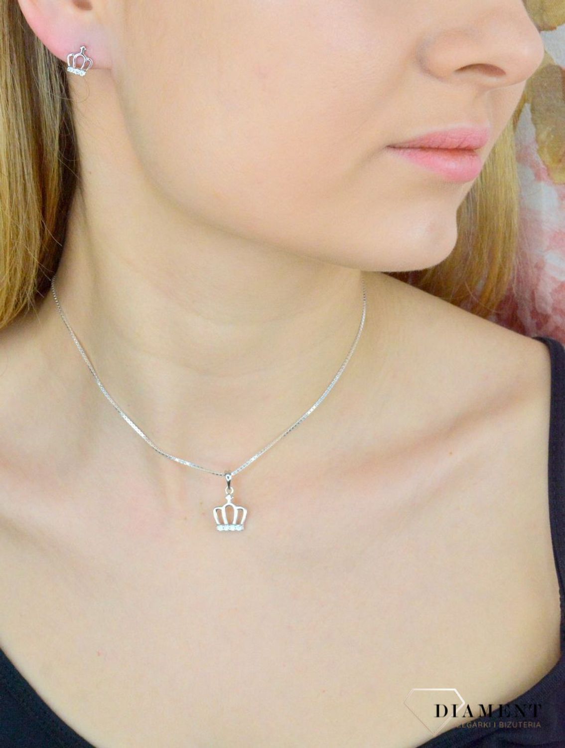 Srebrna zawieszka korona z cyrkoniami DIA-ZAW-9403-925. Zawieszka z symbolem korony z pewnością uszczęśliwi dziecko jak i dojrzałą kobietę. Zawieszka została wykonana z najwyższej jakości srebra próby 925..jpg