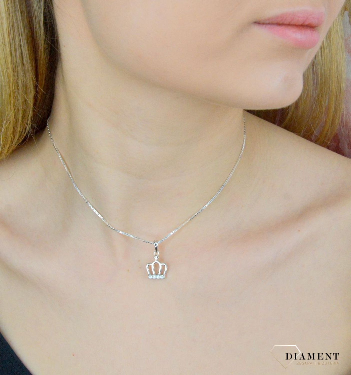 Srebrna zawieszka korona z cyrkoniami DIA-ZAW-9403-925. Zawieszka z symbolem korony z pewnością uszczęśliwi dziecko jak i dojrzałą kobietę. Zawieszka została wykonana z najwyższej jakości srebra próby 925..jpg