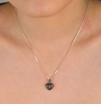 Zawieszka srebrna próba 925, serduszko markazyty DIA-ZAW-9404-925 Delikatna i pełna uroku zawieszka w kształcie serduszka, wykonana z wysokiej jakości srebra próby 925 (2).JPG