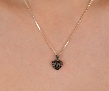 Zawieszka srebrna próba 925, serduszko markazyty DIA-ZAW-9404-925 Delikatna i pełna uroku zawieszka w kształcie serduszka, wykonana z wysokiej jakości srebra próby 925 (3).JPG