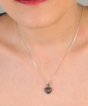 Zawieszka srebrna próba 925, serduszko markazyty DIA-ZAW-9404-925 Delikatna i pełna uroku zawieszka w kształcie serduszka, wykonana z wysokiej jakości srebra próby 925 (4).JPG