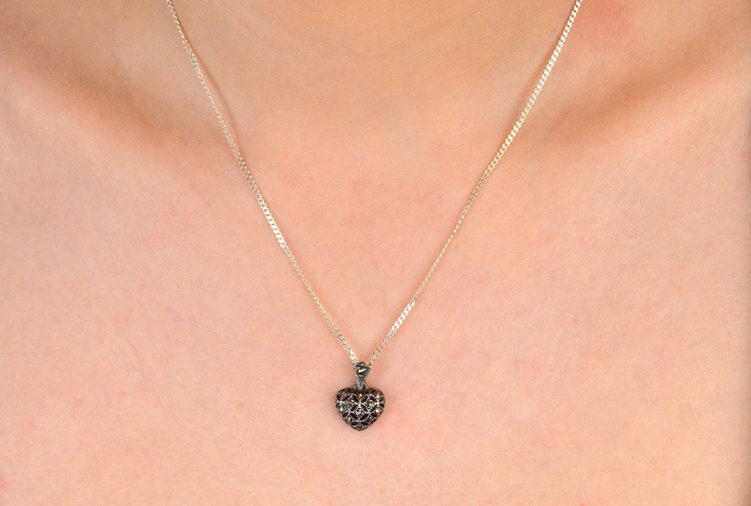 Zawieszka srebrna próba 925, serduszko markazyty DIA-ZAW-9404-925 Delikatna i pełna uroku zawieszka w kształcie serduszka, wykonana z wysokiej jakości srebra próby 925, ozdobiona markazytami..jpg