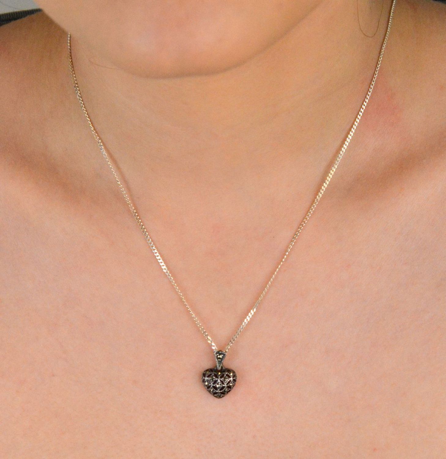 Zawieszka srebrna próba 925, serduszko markazyty DIA-ZAW-9404-925 Delikatna i pełna uroku zawieszka w kształcie serduszka, wykonana z wysokiej jakości srebra próby 925, ozdobiona markazytami..jpg