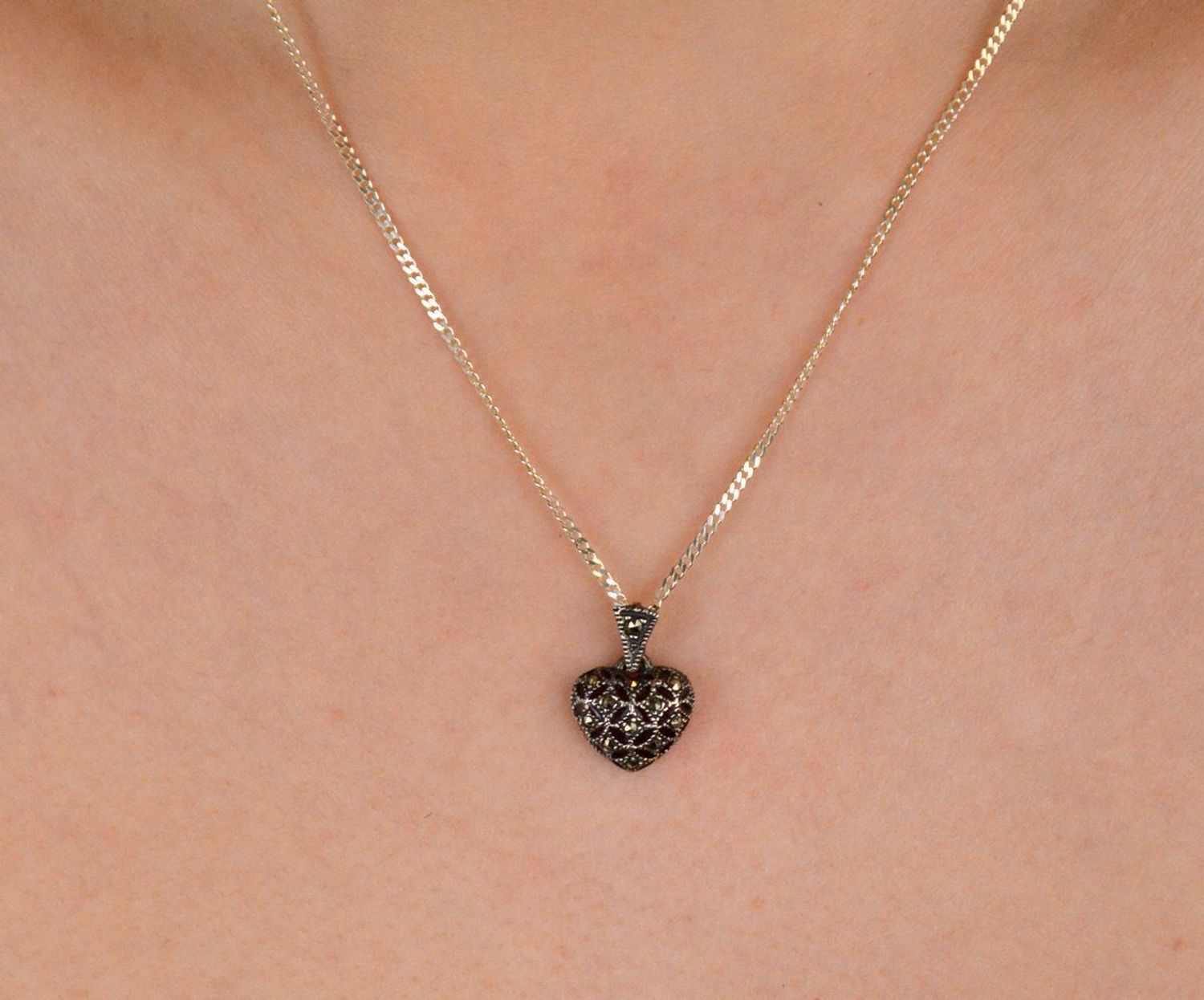 Zawieszka srebrna próba 925, serduszko markazyty DIA-ZAW-9404-925 Delikatna i pełna uroku zawieszka w kształcie serduszka, wykonana z wysokiej jakości srebra próby 925, ozdobiona markazytami..jpg