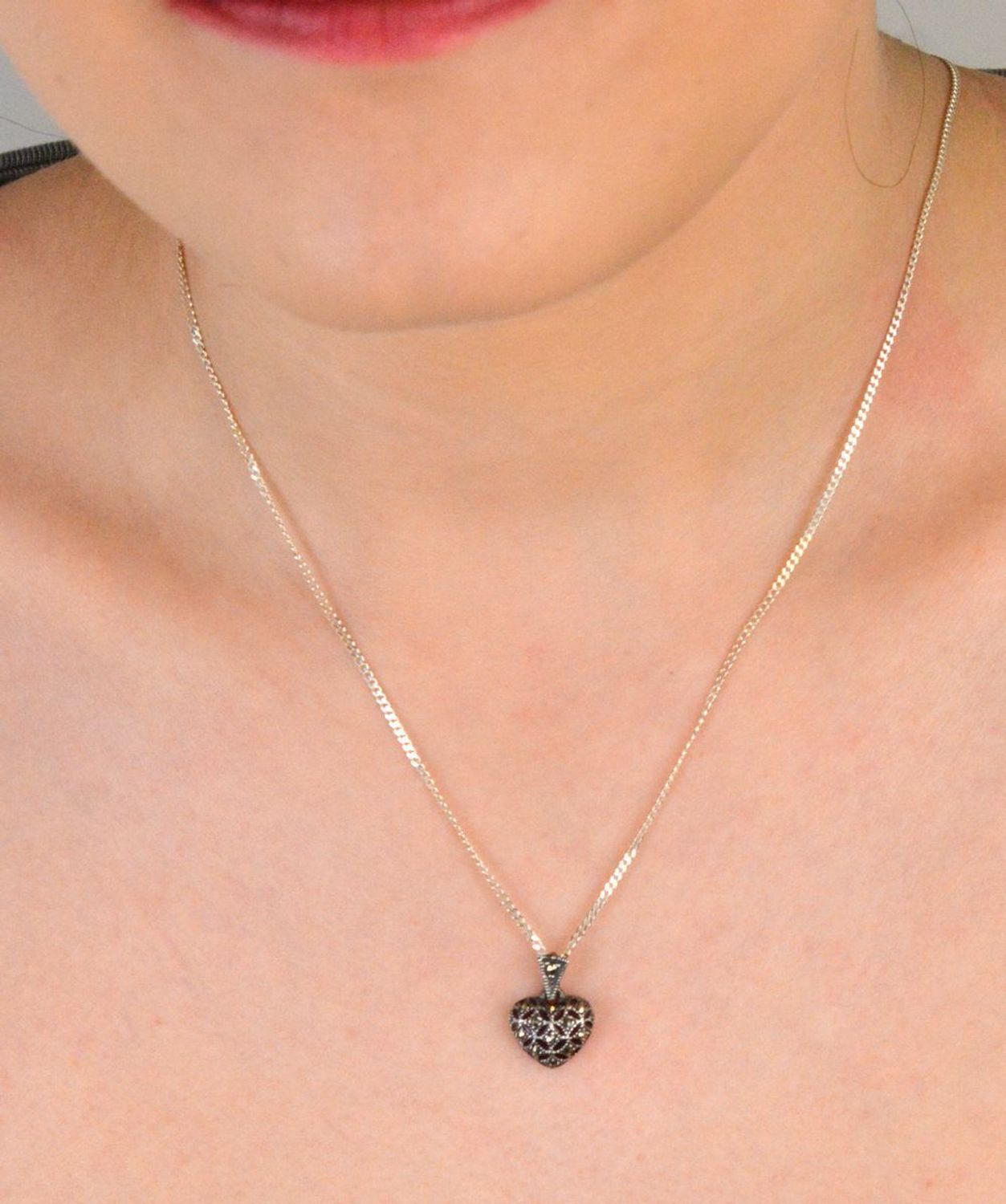 Zawieszka srebrna próba 925, serduszko markazyty DIA-ZAW-9404-925 Delikatna i pełna uroku zawieszka w kształcie serduszka, wykonana z wysokiej jakości srebra próby 925, ozdobiona markazytami..jpg