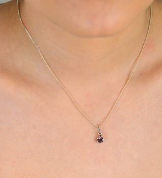 Zawieszka srebrna próba 925, cyrkonia różowa okrągła DIA-ZAW-9407-925 Subtelna zawieszka srebrna z różową cyrkonią, wykonana z wysokiej jakości srebra próby 925 (1).JPG
