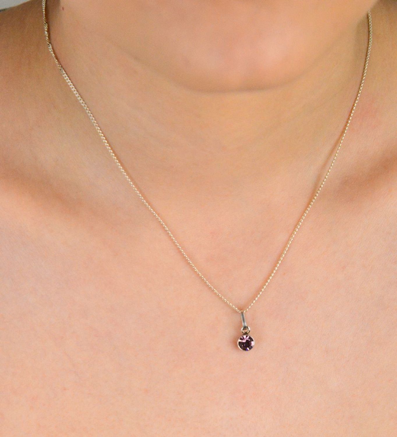 Zawieszka srebrna próba 925, cyrkonia różowa okrągła DIA-ZAW-9407-925 Subtelna zawieszka srebrna z różową cyrkonią, wykonana z wysokiej jakości srebra próby 925 1.jpg