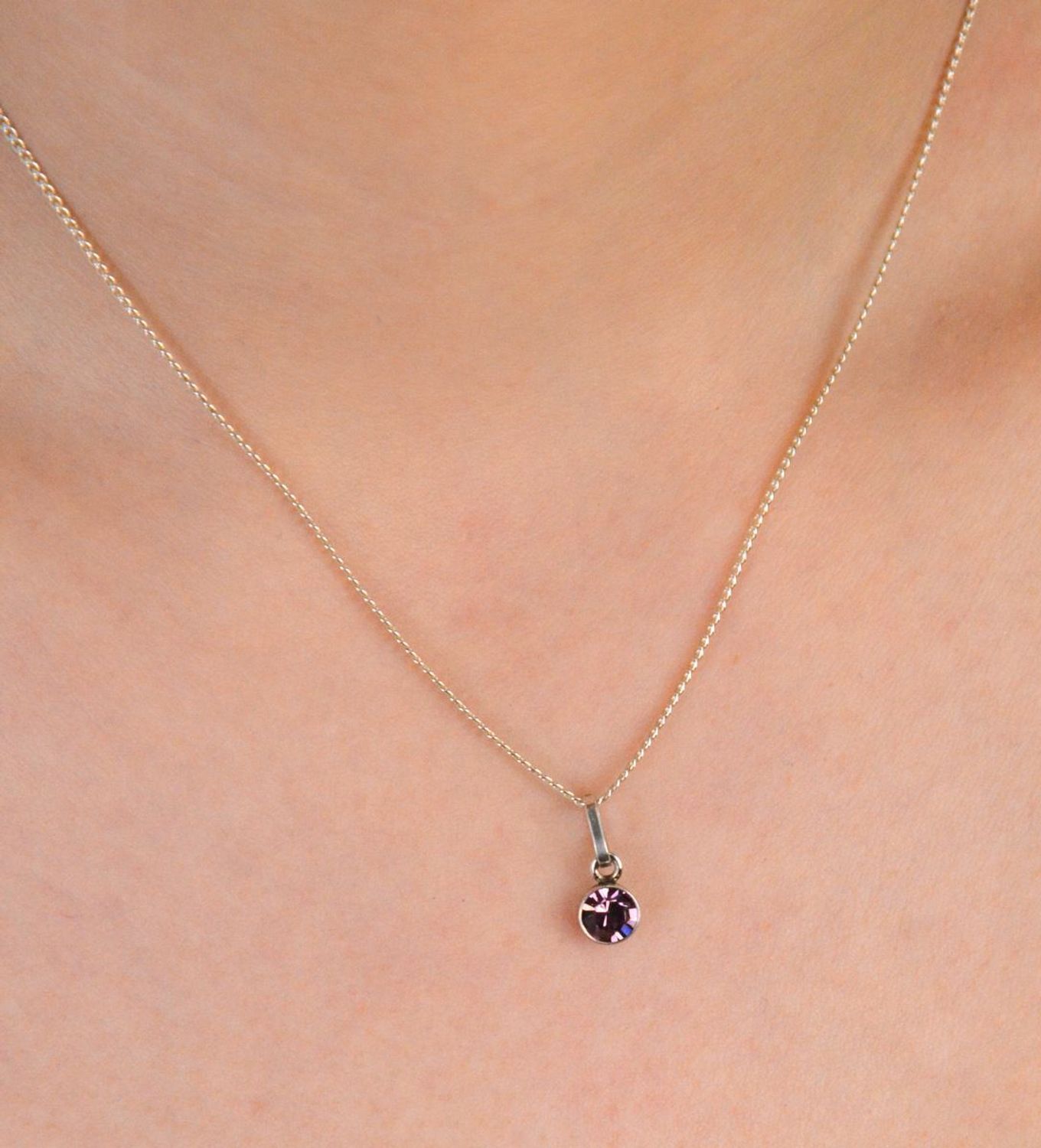 Zawieszka srebrna próba 925, cyrkonia różowa okrągła DIA-ZAW-9407-925 Subtelna zawieszka srebrna z różową cyrkonią, wykonana z wysokiej jakości srebra próby 925 1.jpg