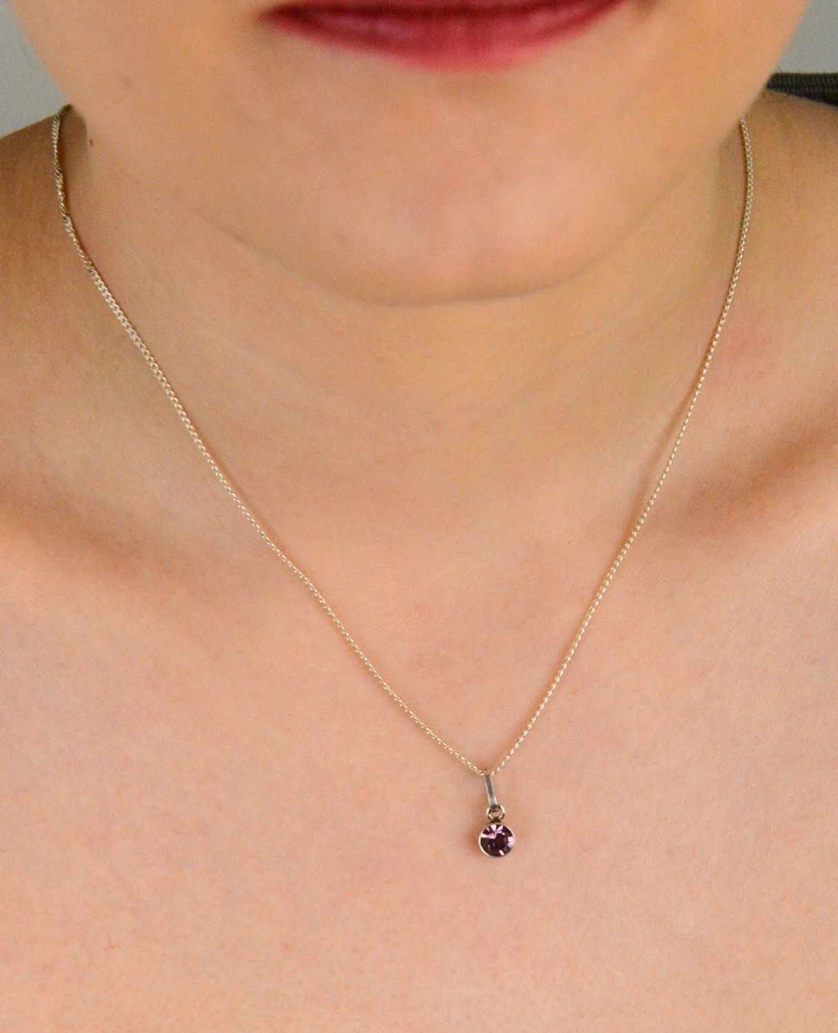 Zawieszka srebrna próba 925, cyrkonia różowa okrągła DIA-ZAW-9407-925 Subtelna zawieszka srebrna z różową cyrkonią, wykonana z wysokiej jakości srebra próby 925 1.jpg