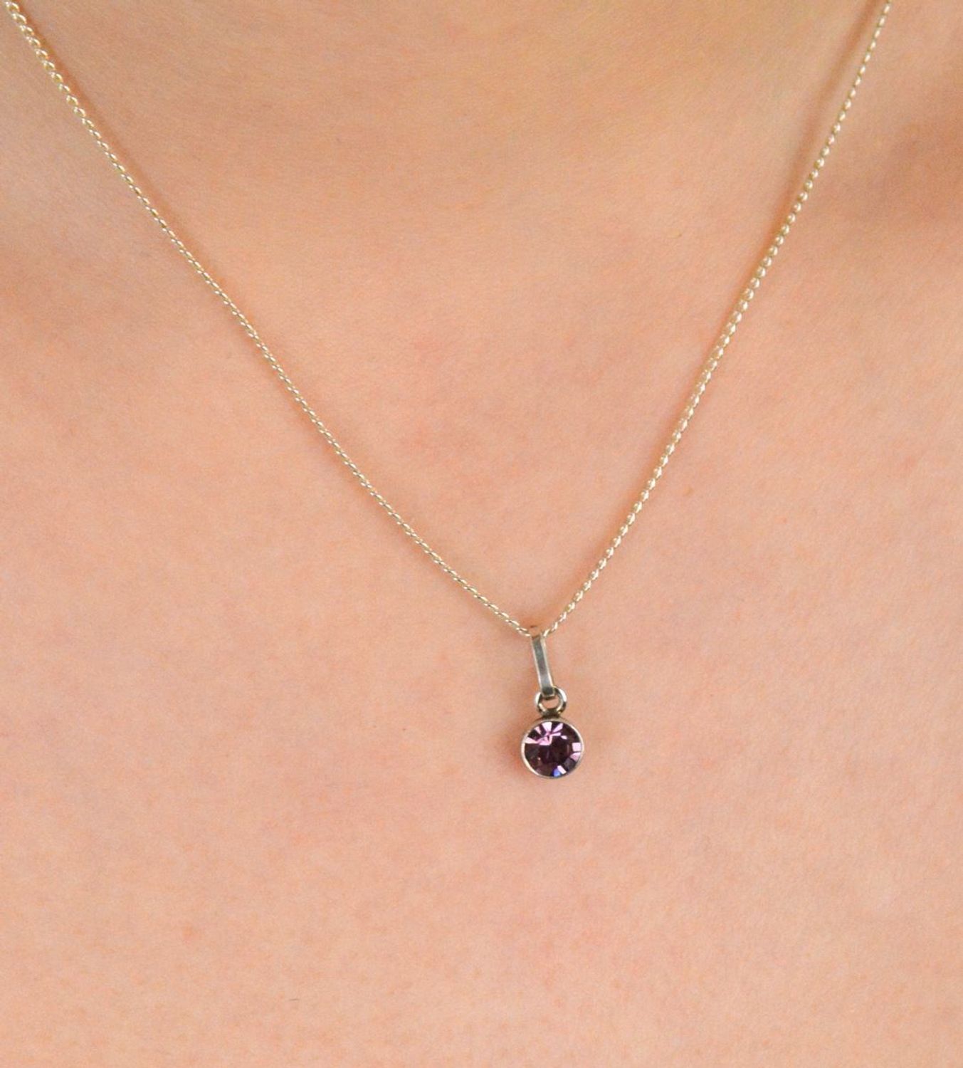 Zawieszka srebrna próba 925, cyrkonia różowa okrągła DIA-ZAW-9407-925 Subtelna zawieszka srebrna z różową cyrkonią, wykonana z wysokiej jakości srebra próby 925 1.jpg