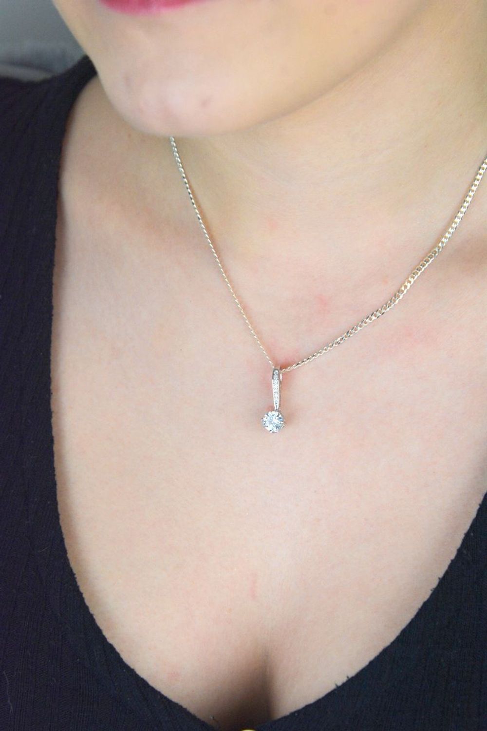 Zawieszka damska srebrna z okrągłą cyrkonią próba 925, DIA-ZAW-9408-925.jpg