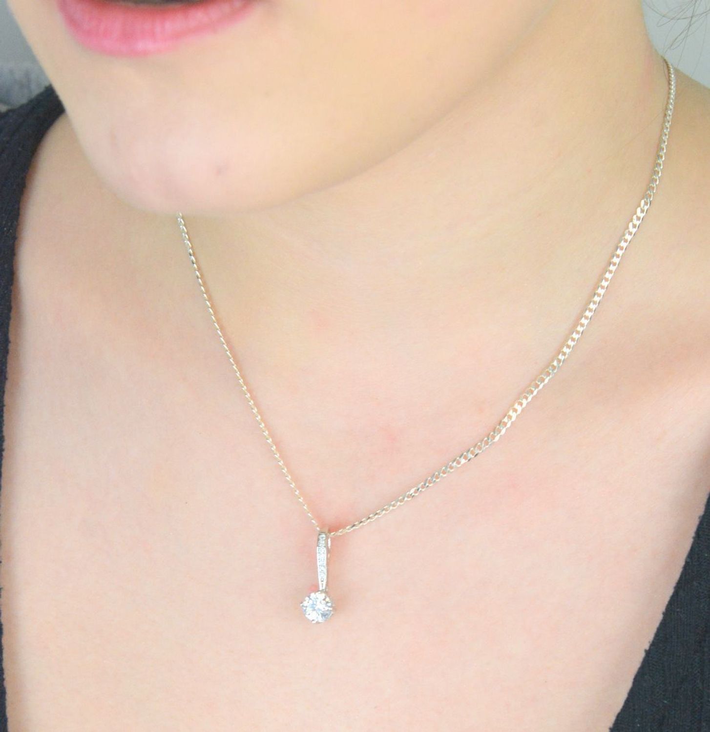 Zawieszka damska srebrna z okrągłą cyrkonią próba 925, DIA-ZAW-9408-925.jpg