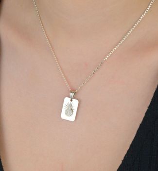 Srebrny medalik Matka Boska Szkaplerzna Serce Jezusa, dwustronny srebro próby 925. Waga 3,02 g, długość 2,5 cm z oczkiem, szerokość 1,3 cm. Idealny prezent religijny. Srebrny medalik Matka Boska Szkaplerzna DIA-ZAW-9409-925 (4).JPG