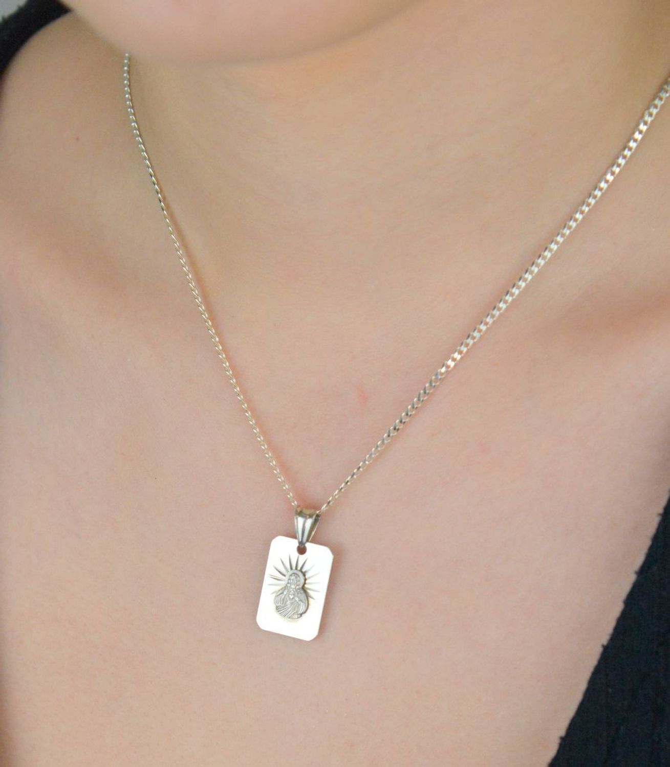 Srebrny medalik Matka Boska Szkaplerzna DIA-ZAW-9409-925 – Dwustronny medalik 2,5 cm (2).jpg