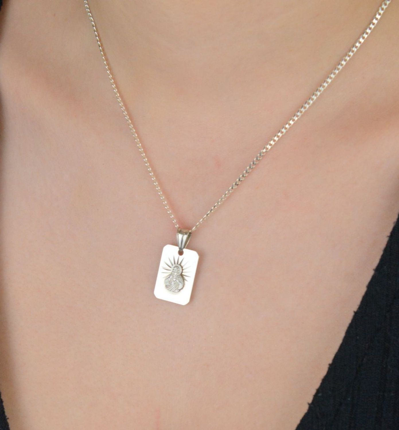 Srebrny medalik Matka Boska Szkaplerzna DIA-ZAW-9409-925 – Dwustronny medalik 2,5 cm (2).jpg