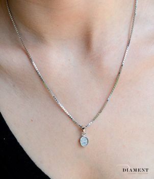 Zawieszka srebrna owal z cyrkoniami DIA-ZAW-9411-925.  Zawieszka jest więc idealna dla kobiet ceniących sobie nowoczesny i elegancki styl. Srebrna drobna zawieszka. Doskonały pomysł na prezent..JPG