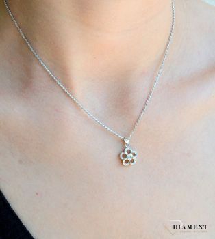 Srebrna zawieszka kwiatek z cyrkoniami DIA-ZAW-9415-925. Zawieszka jest więc idealna dla kobiet ceniących sobie nowoczesny i elegancki styl. Zawieszka została wykonana z najwyższej jakości srebra próby 925 (2).JPG