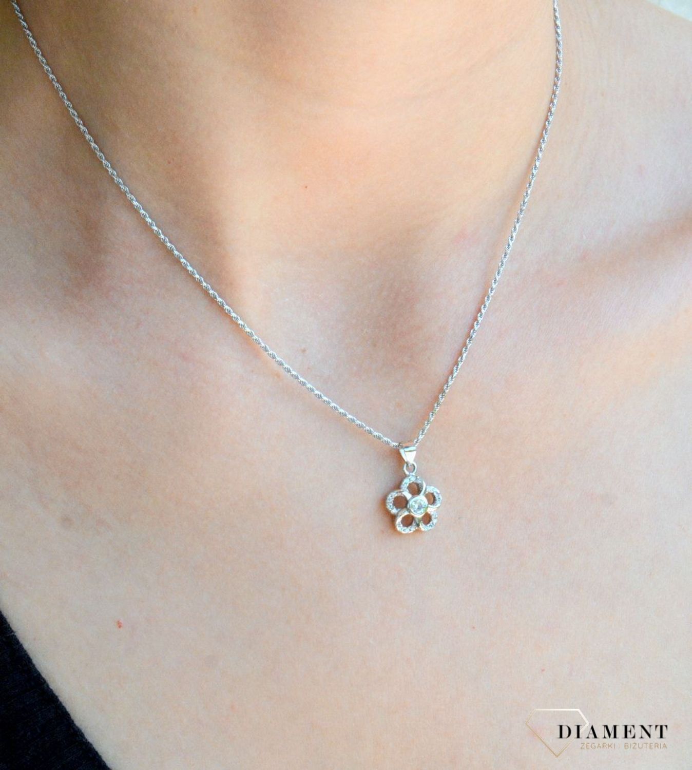 Srebrna zawieszka kwiatek z cyrkoniami DIA-ZAW-9415-925d.jpg