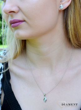 Srebrna zawieszka damska drobne cyrkonie DIA-ZAW-9422-925.  Zawieszka jest więc idealna dla kobiet ceniących sobie nowoczesny i elegancki styl. Zawieszka została wykonana z najwyższej jakości srebra próby 925 (1).JPG