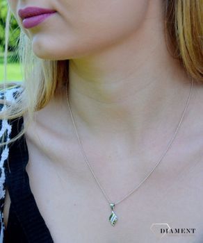 Srebrna zawieszka damska drobne cyrkonie DIA-ZAW-9422-925.  Zawieszka jest więc idealna dla kobiet ceniących sobie nowoczesny i elegancki styl. Zawieszka została wykonana z najwyższej jakości srebra próby 925 (2).JPG