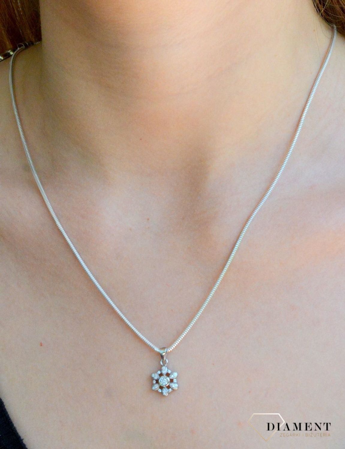 Srebrna zawieszka damska kwiatek z cyrkoniami DIA-ZAW-9430-925sd.jpg