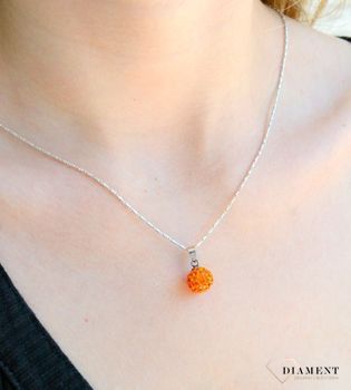 Srebrna zawieszka pomarańczowa kulka z kryształkami Swarovskiego DIA-ZAW-9433-925. Tak skomponowany olśniewający wisiorek srebrny o wyjątkowym wzorze, w niezwykły sposób dopełni look wieczorowych oraz eleganckich styliza (3).JPG