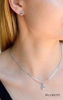 Srebrna zawieszka kwadracik z cyrkonią DIA-ZAW-9434-925. Zawieszka jest więc idealna dla kobiet ceniących sobie nowoczesny i elegancki styl. Zawieszka została wykonana z najwyższej jakości srebra próby 925 (1).JPG