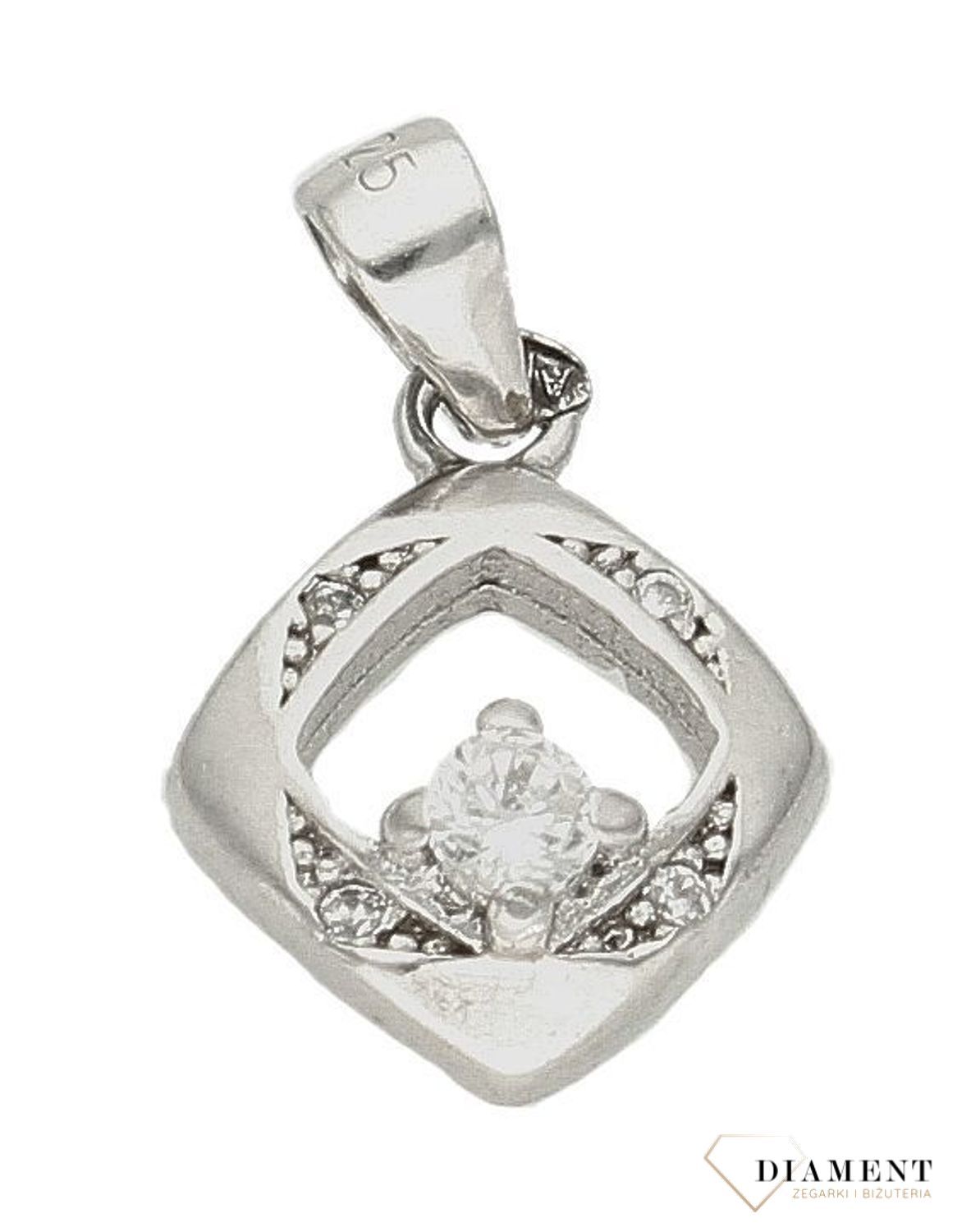 Srebrna zawieszka kwadracik z cyrkonią DIA-ZAW-9434-925d.jpg