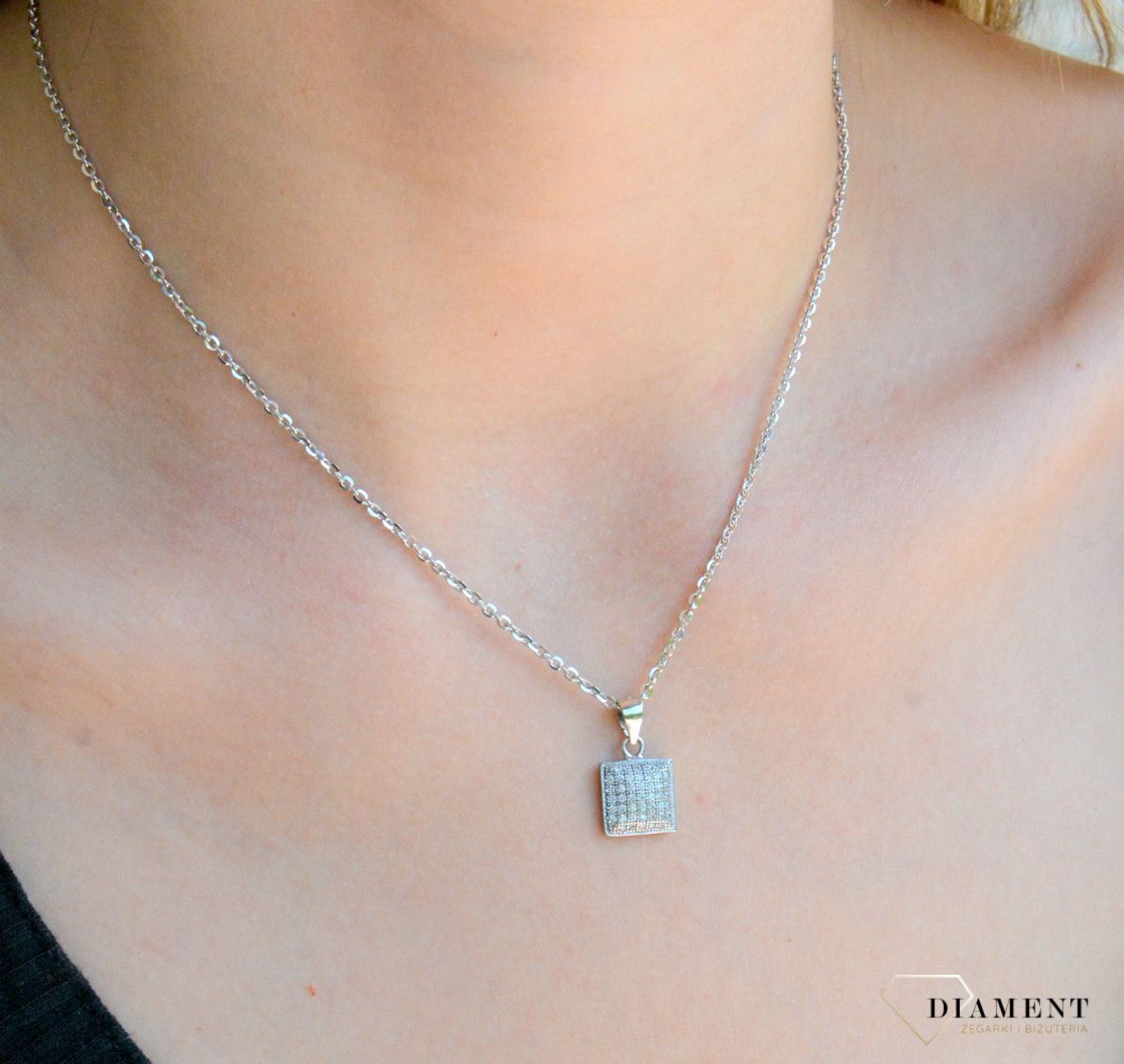Srebrna zawieszka kwadracik z białymi cyrkoniami DIA-ZAW-9437-925d.jpg