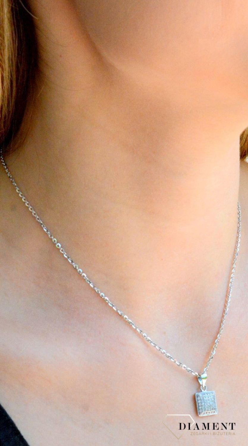 Srebrna zawieszka kwadracik z białymi cyrkoniami DIA-ZAW-9437-925d.jpg
