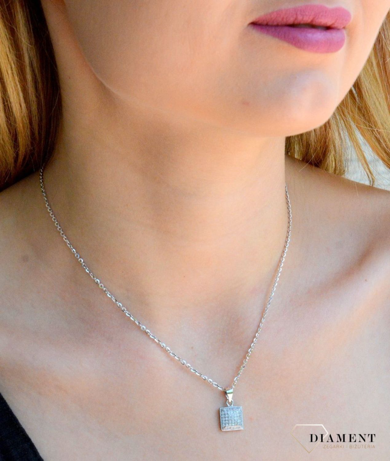 Srebrna zawieszka kwadracik z białymi cyrkoniami DIA-ZAW-9437-925d.jpg