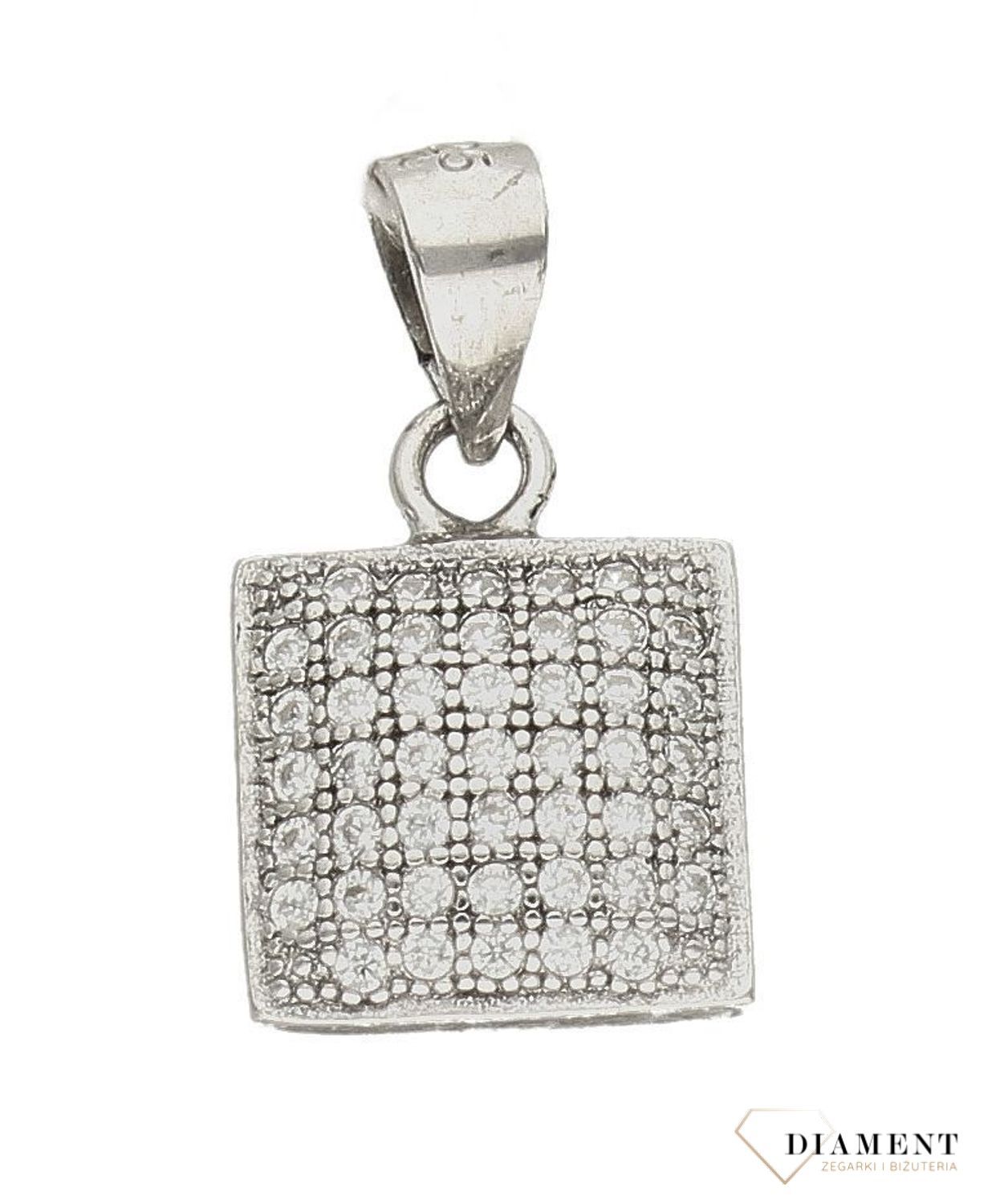 Srebrna zawieszka kwadracik z białymi cyrkoniami DIA-ZAW-9437-925d.jpg
