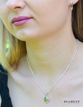 Srebrna zawieszka o podłużnym kształcie z cyrkoniami DIA-ZAW-9438-925.  Zawieszka jest więc idealna dla kobiet ceniących sobie nowoczesny i elegancki styl. Zawieszka została wykonana z najwyższej jakości srebra próby 925 (1).JPG