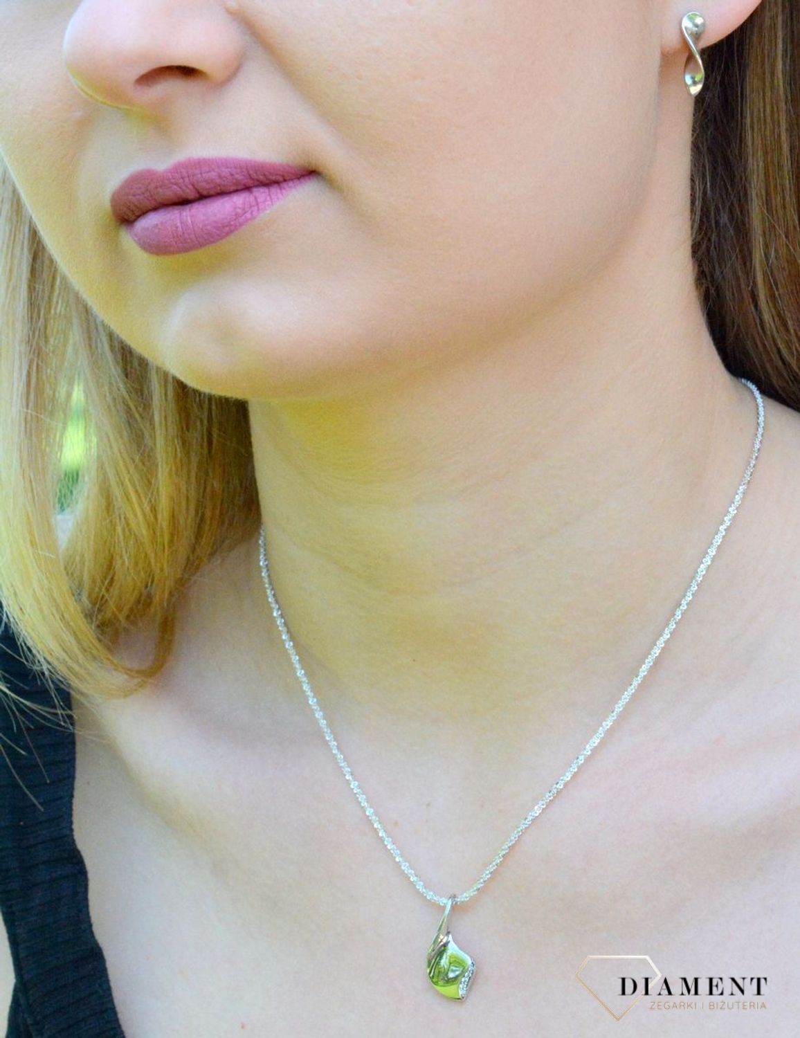 Srebrna zawieszka o podłużnym kształcie z cyrkoniami DIA-ZAWc-9438-925.jpg