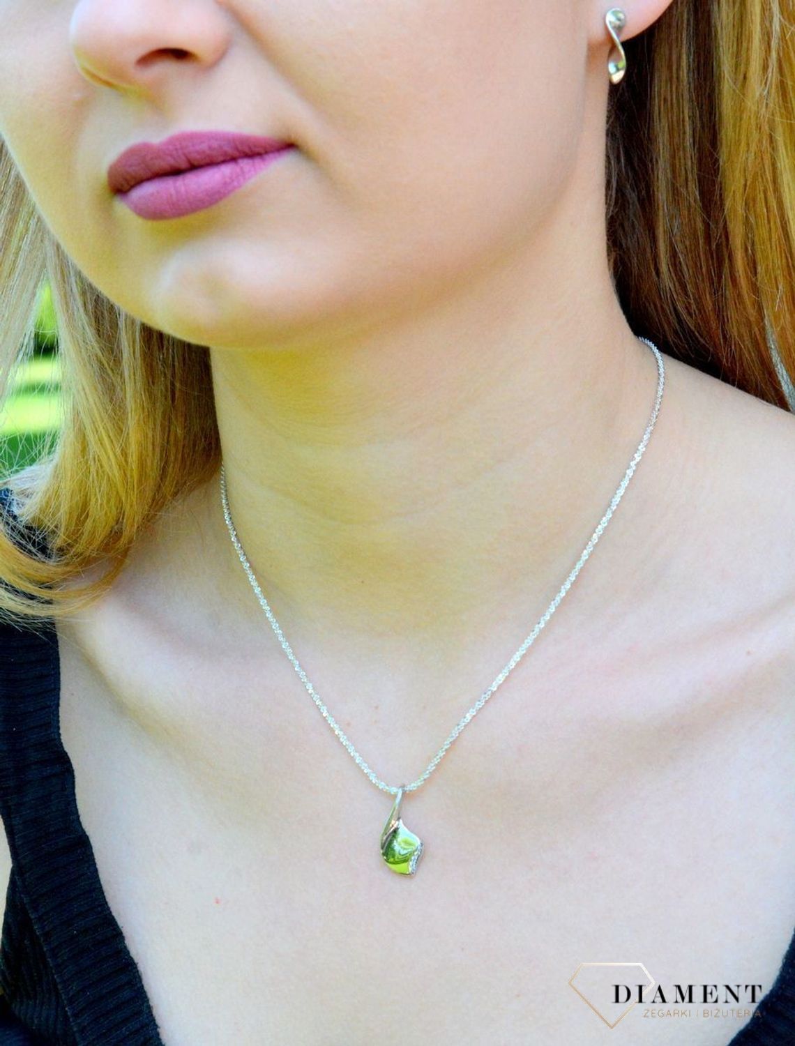 Srebrna zawieszka o podłużnym kształcie z cyrkoniami DIA-ZAWc-9438-925.jpg