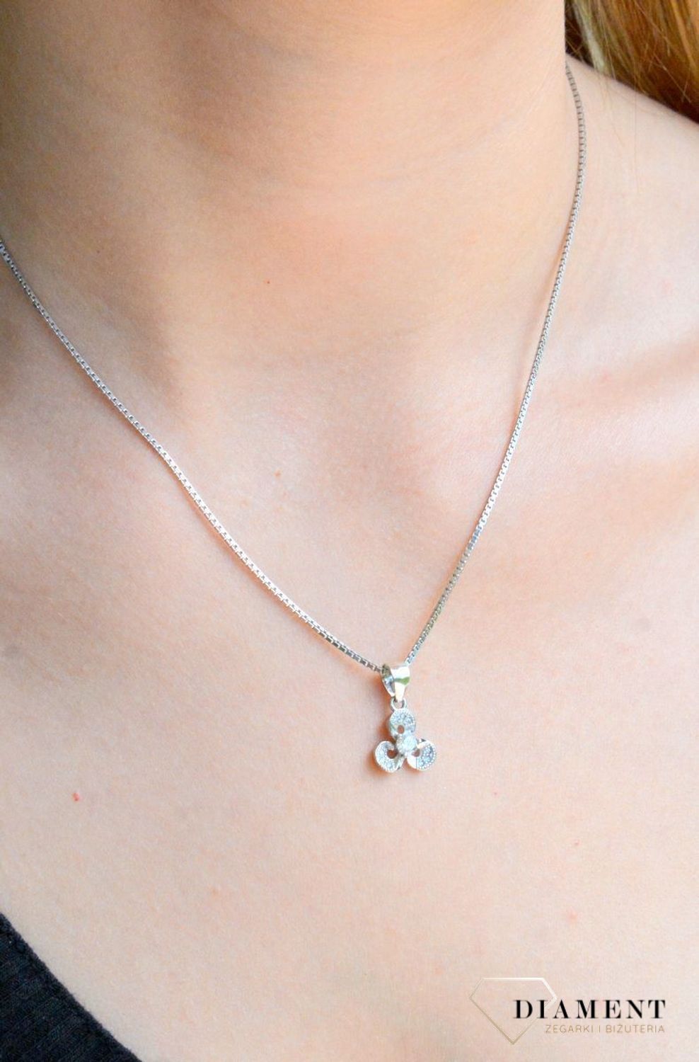 Srebrna zawieszka rodowany kwiatek z cyrkoniami DIA-ZAW-9439-925d.jpg