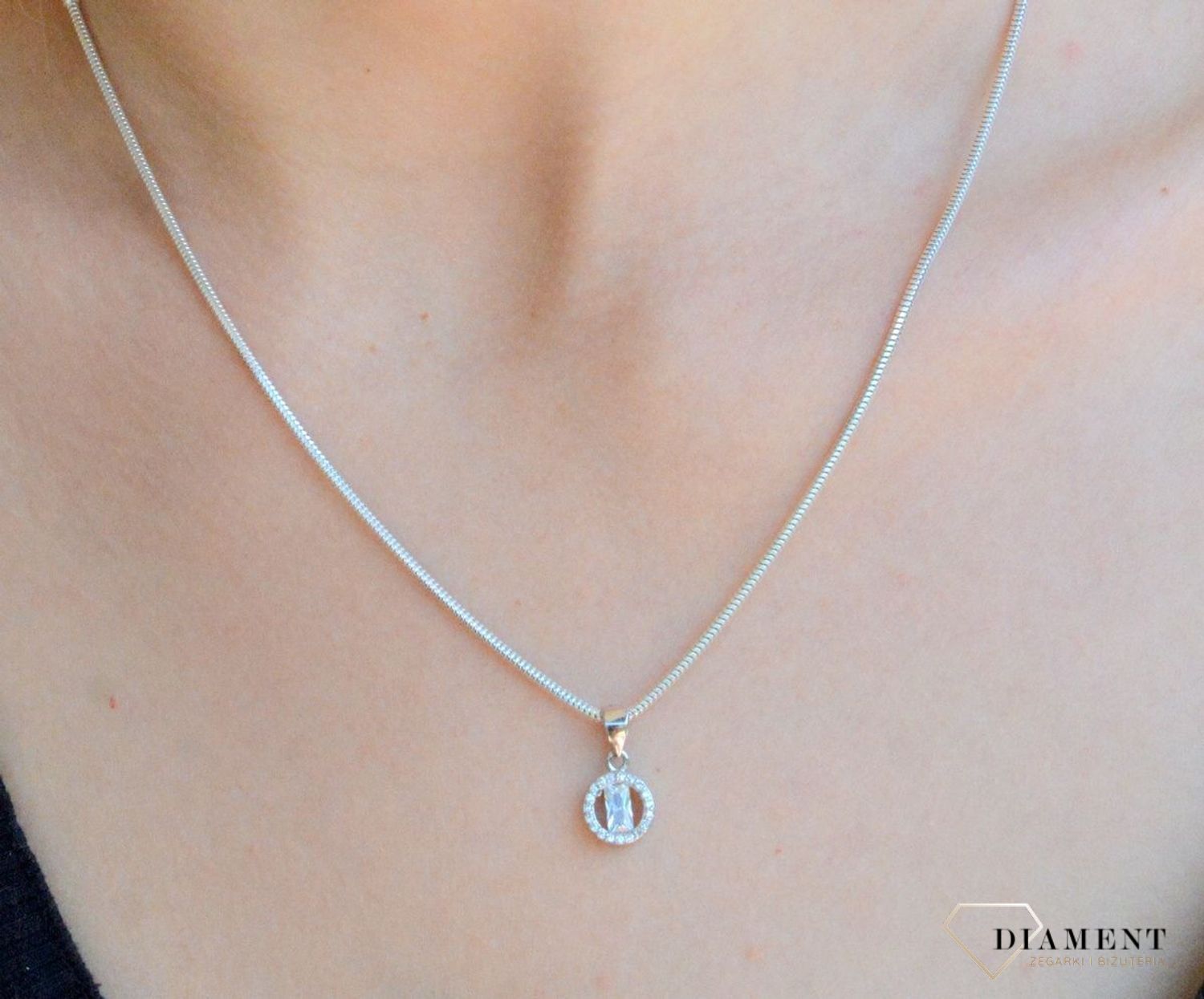 Srebrna zawieszka kółko z cyrkoniami DIA-ZAW-9445-925d.jpg