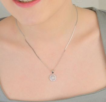 Zawieszka srebrna okrągła z białymi cyrkoniami próba 925, DIA-ZAW-9450-925 Subtelna i elegancka zawieszka srebrna w kształcie koła to klasyka w najlepszym wydaniu (1).JPG