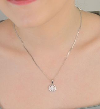 Zawieszka srebrna okrągła z białymi cyrkoniami próba 925, DIA-ZAW-9450-925 Subtelna i elegancka zawieszka srebrna w kształcie koła to klasyka w najlepszym wydaniu (2).JPG