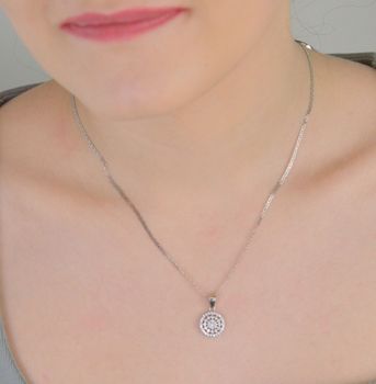 Zawieszka srebrna okrągła z białymi cyrkoniami próba 925, DIA-ZAW-9450-925 Subtelna i elegancka zawieszka srebrna w kształcie koła to klasyka w najlepszym wydaniu (3).JPG