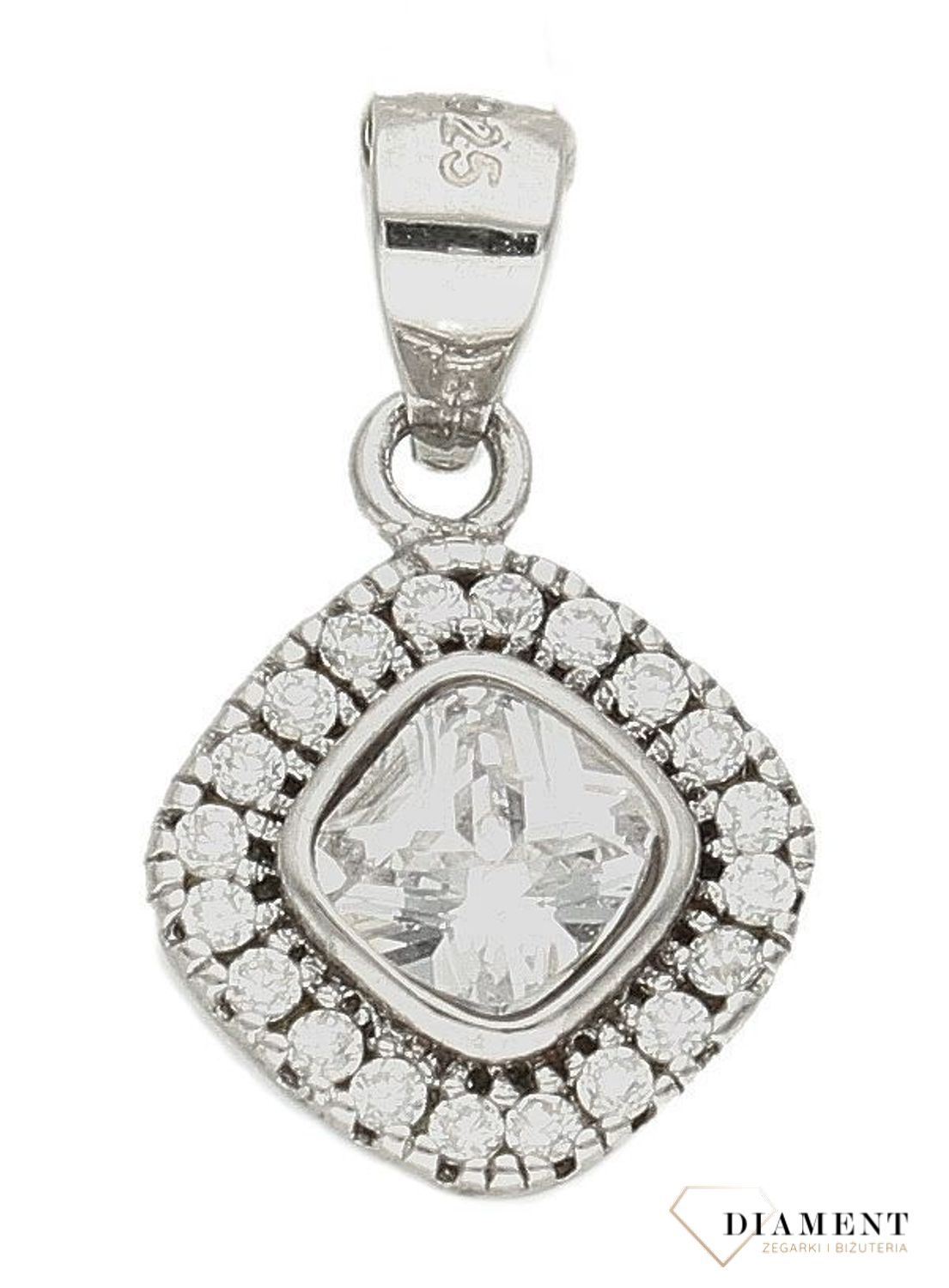 Srebrna zawieszka kwadracik z lśniącą cyrkonią DIA-ZAW-9452-925d.jpg