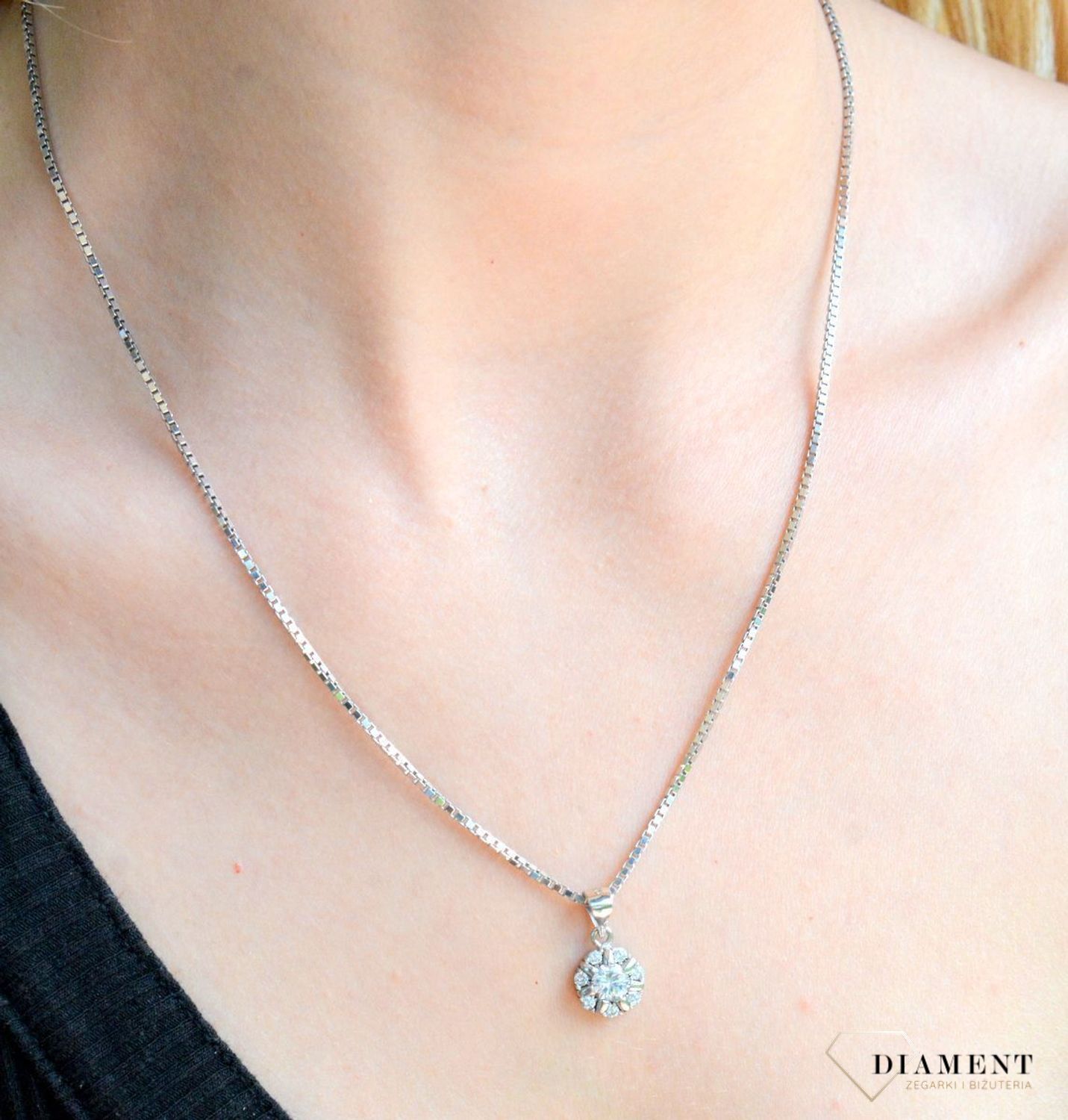 Srebrna zawieszka damska okrągła z cyrkoniami DIA-ZAW-9458-925fd.jpg