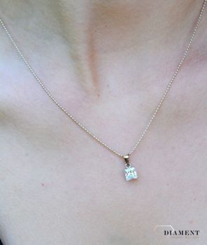 Srebrna zawieszka z dużą cyrkonią kwadratowa DIA-ZAW-9459-925. Zawieszka jest więc idealna dla kobiet ceniących sobie nowoczesny i elegancki styl. Zawieszka została wykonana z najwyższej jakości srebra próby 925 (1).JPG