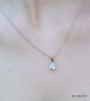 Srebrna zawieszka z dużą cyrkonią kwadratowa DIA-ZAW-9459-925. Zawieszka jest więc idealna dla kobiet ceniących sobie nowoczesny i elegancki styl. Zawieszka została wykonana z najwyższej jakości srebra próby 925 (2).JPG