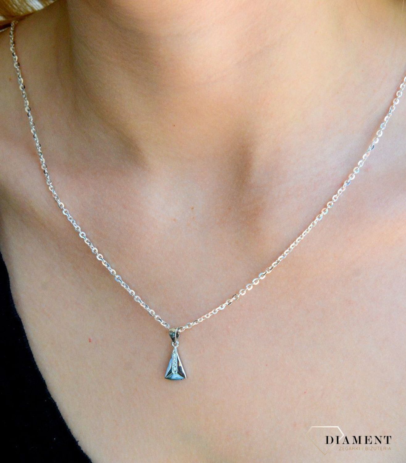 Srebrna zawieszka damska trójkąt z cyrkoniami wkrętki DIA-ZAW-9466-925d.jpg