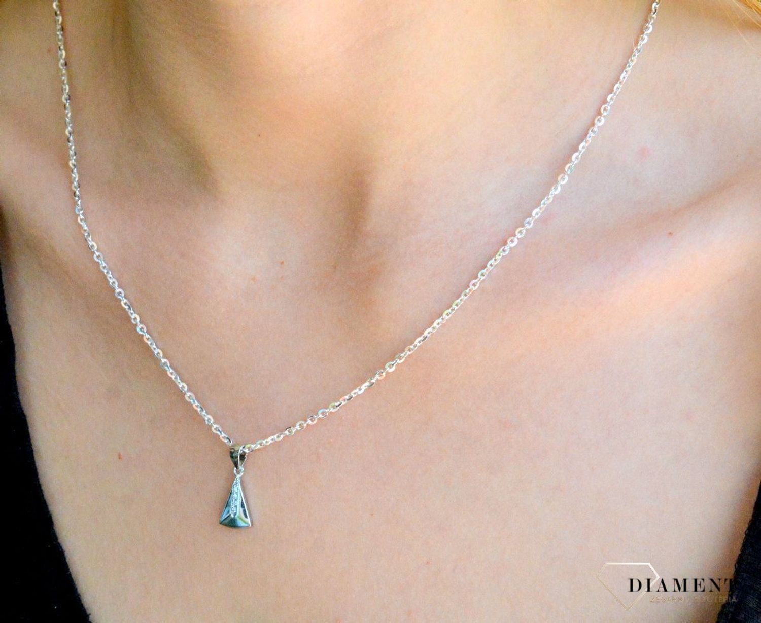 Srebrna zawieszka damska trójkąt z cyrkoniami wkrętki DIA-ZAW-9466-925d.jpg