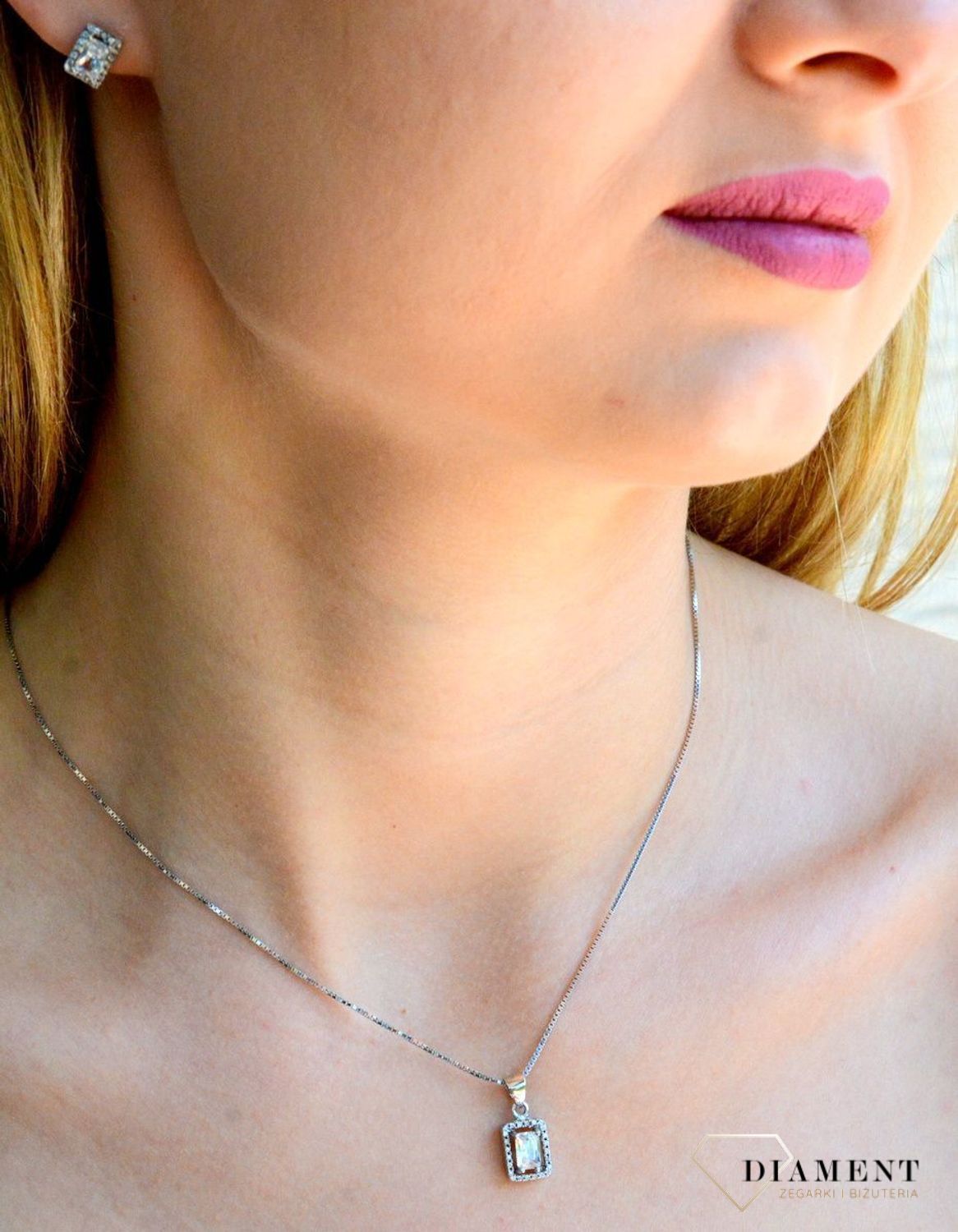 Srebrna zawieszka damska z prostokątną cyrkonią DIA-ZAW-9467-925f.jpg