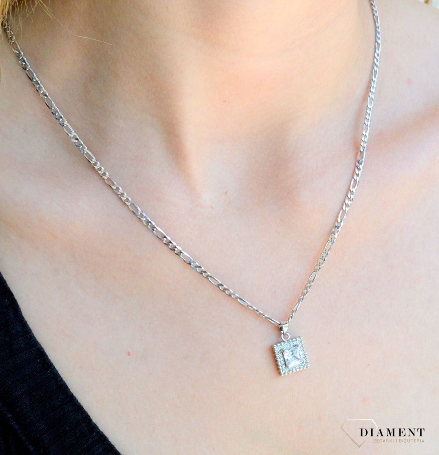 Srebrna zawieszka z cyrkoniami w kształcie kwadratu DIA-ZAW-9468-925df.jpg