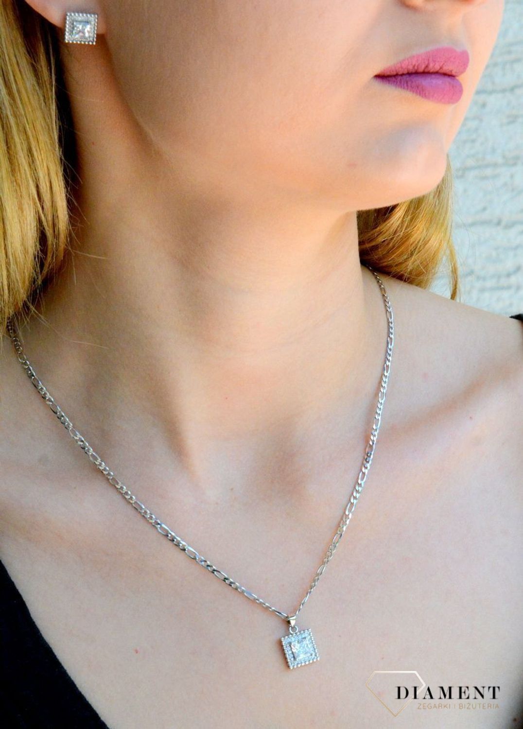 Srebrna zawieszka z cyrkoniami w kształcie kwadratu DIA-ZAW-9468-925df.jpg